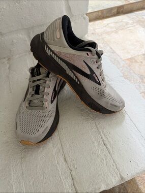 Brooks Adrenaline GT5 Sneakers in Light Gray with Black and Pink Trim